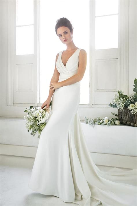 80+ beach wedding dresses that aren't boring af. Classic White Wedding Dress Editorial - Modern Wedding