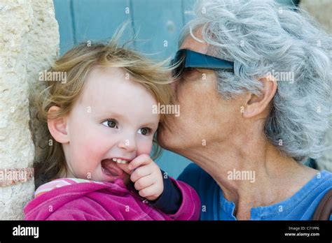 Abuela Abuelas Abuela Abuelas Fotografías E Imágenes De Alta Resolución