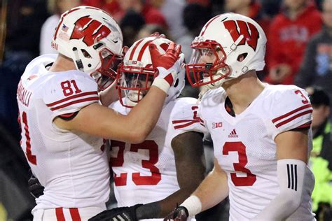 Wisconsin Football Badgers Move Up To No 20 In Amway Coaches Poll No