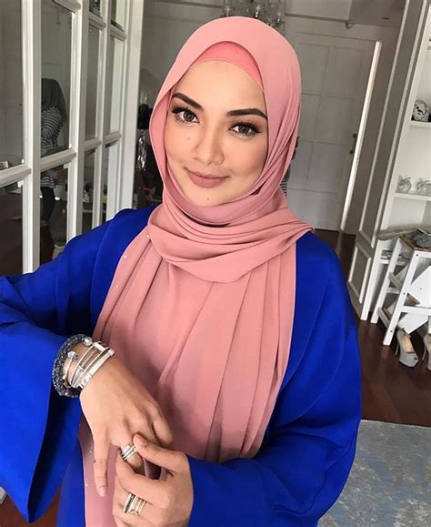 She rose to fame when participated in a beauty queen competition, dewi remaja. Neelofa Sahkan Tidak Jadi Berlakon Dengan Fattah Amin ...