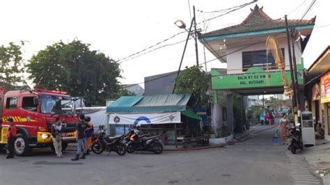 Lebih dari 10 mobil pemadam kebakaran (damkar) dinas kebakaran pemkot surabaya diterjunkan dalam korban mengalami luka bakar ringan 3 persen.kebakaran besar di kenjeran surabaya. Pemadaman Rumah di Surabaya yang Tewaskan Kakek Terhalang ...