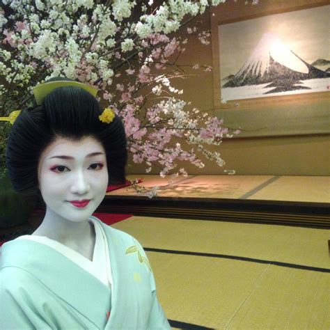 yumi deguchi on twitter 桜と花競う、新橋花柳界の新世代の名妓、寿々女 すずめ さん。東京の芸妓さんは粋でスキッとしていてカッコいい。