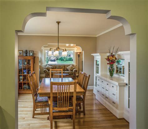 See more ideas about bungalow interiors, bungalow, chicago bungalow. Builder's Bungalow (With images) | Bungalow living rooms ...