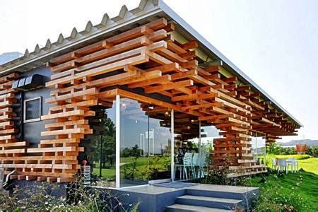 Bayangkan betapa nikmatnya melepas penat sehabis bekerja dan menikmati suasana bersama keluarga di ruang keluarga serta ruang tidur.kriteria rumah idaman memang dapat saja berbeda. Rumah Minimalis Unik dan Alami Terbaru 2016 | Desain Rumah Minimalis