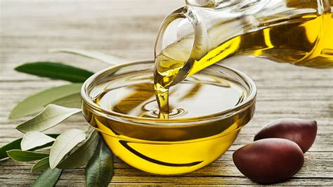 Olivenöl Ein Hauptbestandteil der mediterranen Ernährung