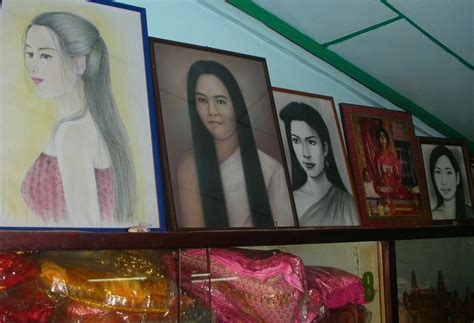 Rossa menceritakan semua kejadian itu kepada sahabatnya, tari (nadila ernesta), yang kemudian merasa curiga bahwa emily dibawa pergi oleh kereta hantu. Duduk Serumah Dengan Hantu - Ketahui Legenda Sebenar ...