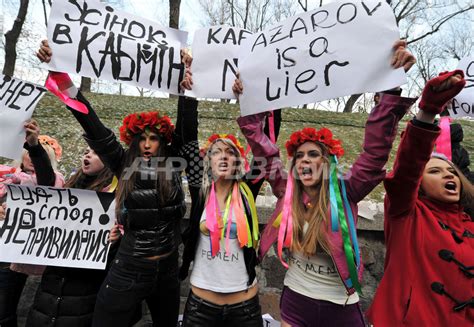 女性活動団体が「放尿」、男性だけの内閣に抗議 ウクライナ 写真7枚 国際ニュース：afpbb News