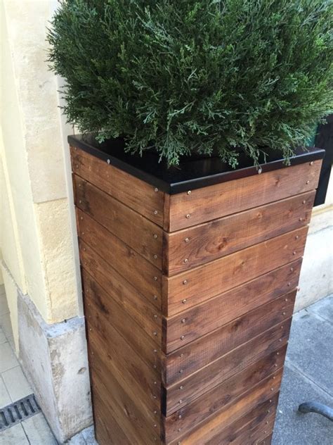Raised garden planters are rectangular planters made of wood or plastic that keep your plants separate from the ground beneath them. Remodelaholic | Vive la France! Build a Tall Wooden Planter