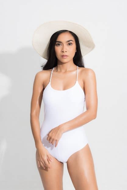 Hermosa mujer asiática con cabello largo castaño vistiendo bikini Foto Premium