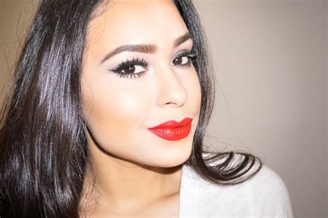 How To Stand Out On Noche Buena According To Latina Beauty Bloggers