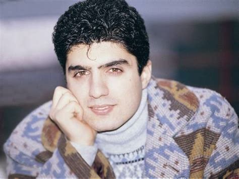 Erken yaşta okumayı bıraktı ve müzikle uğraşmaya karar verdi. Özcan Deniz'in Şimdilerde Pişman Olduğu En Seksi 20 Fotoğrafı | ListeList.com