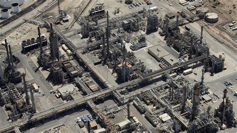 Explosion Rocks Californias Largest Oil Refinery Investigation Underway — Rt Usa News