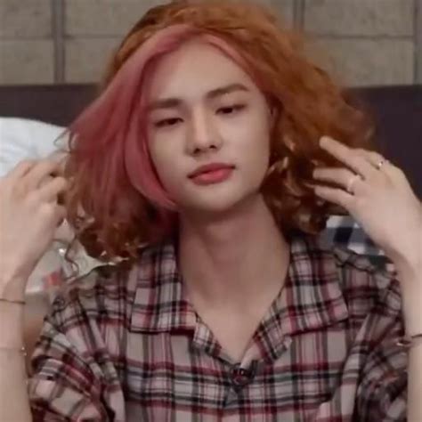Hyunjin Pink Hair [vídeo] Em 2021 Video De Musicas Kpop S Cabelo Rosa