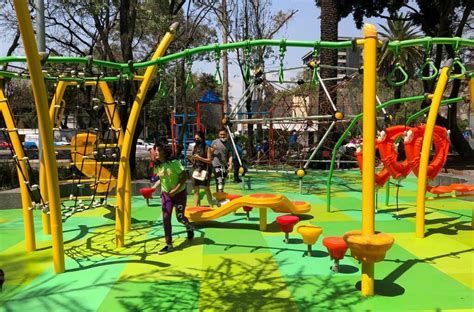 Nueva área Recreativa Para Niños Con Juegos En El Jardín Del Arte