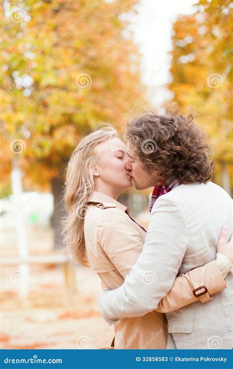 pares que se besan en un día de la caída imagen de archivo imagen de heterosexual fecha 32858583