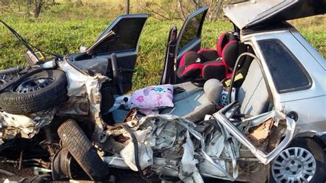 cadeirinha fica intacta e bebê sai ileso de acidente que fez carro virar sucata fátima news