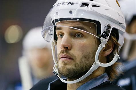 Niklas hjalmarsson (born 6 june 1987) is a swedish former professional ice hockey defenceman.he previously played played for hv71 of the elitserien (sel) and the chicago blackhawks and arizona coyotes of the national hockey league (nhl). Niklas Hjalmarsson focuses on Monday night's game ...