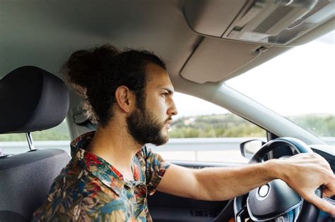 Homem Barbudo S Rio Andando No Carro Foto Gr Tis