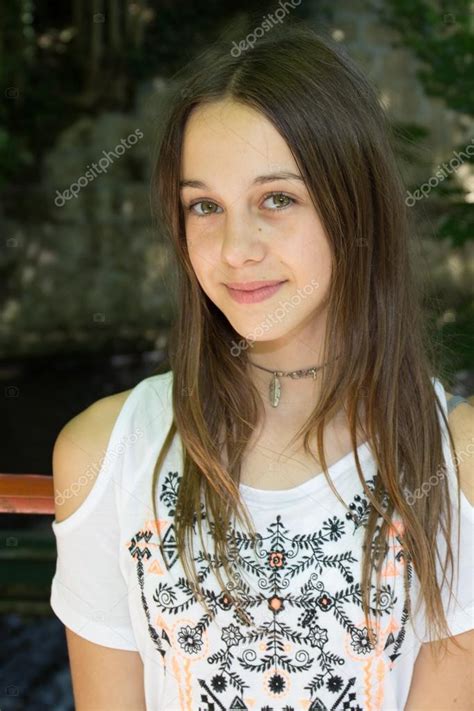 Très belle jeune fille de 12 ans Photo de stock par OceanProd 79294768