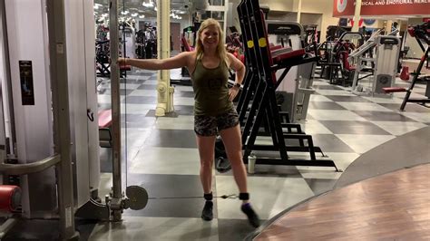 This exercise focuses on the glutes and hamstrings and is a great introduction to deadlifting, according to servante, as it allows you to get familiar with your range of motion. Great Glute and Hamstring Cable Workout - YouTube