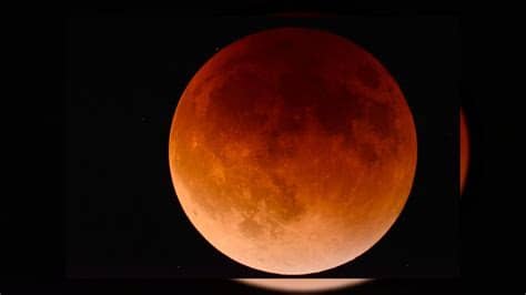 Eso hace que, en la práctica, el eclipse total solo se podrá ver en una estrecha franja en estados unidos, la que no es mucho, pero merece la pena mirar al cielo. ¿Se verá el eclipse lunar del lunes desde España?