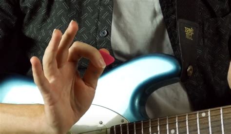 How To Properly Hold A Guitar Pick Newbie Im Not Sure If Im Holding