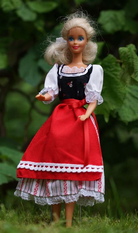 Ile ilgili 93 ürün bulduk. Barbie Schnittmuster: Dirndlkleid | Modestil, Puppen schnittmuster, Dirndl