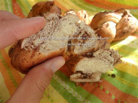 trecce soffici di pan brioche con gocce di cioccolata