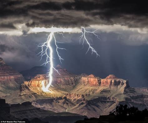 Electrifying Americas Greatest Wonder Photographer Captures Incredible Moment Ferocious