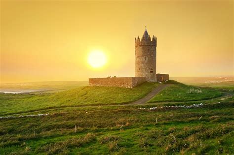 Doonagore castle (da) castle in ireland (en). Doonagore castle at sunset Co - Viaggiatore.net