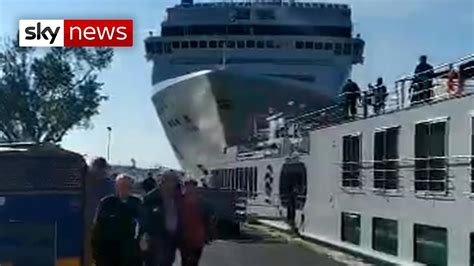 Cruise Ship Crashes Into Dock And Tourist Boat In Venice The New