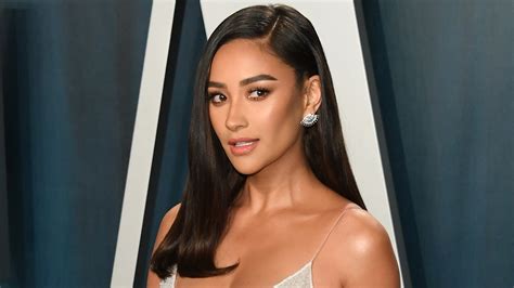 Shay Mitchell Paired A Bikini With An Oversized Button Down Suit Jacket Teen Vogue