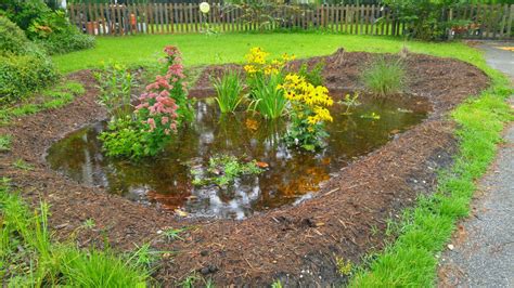 A rain garden slows the flow of rainwater runoff by using elements similar to those that occur in nature: 10 Cara Mudah Membuat Taman Hujan (Rain Garden) - TUKANG ...