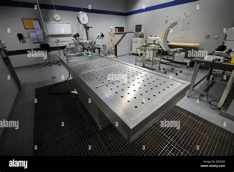 Mesa De Autopsia En La Morgue Fotografía De Stock Alamy