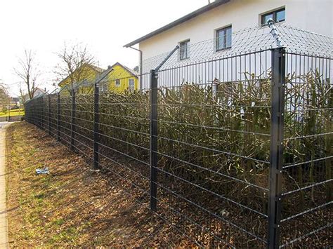 Nicht nur für hunde ist ein zaun eine schützende und sichere abgrenzung des gartens, balkons oder anderer areale wichtig. W. Hoelbing - Katzengarten - Katzenzäune - Katzennetze ...