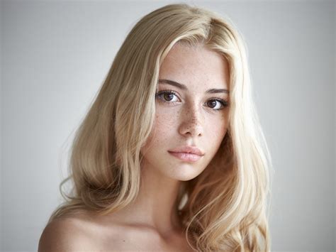 Wallpaper Face Women Blonde Simple Background Long Hair Looking