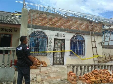 Cara praktis tukang bangunan memperbaiki atap rumah yang rusak berat karena sering kejatuhan ranting dan buah pohon mangga. Breaking News: Sempat Ngobrol, Tukang Bangunan Jatuh dan ...