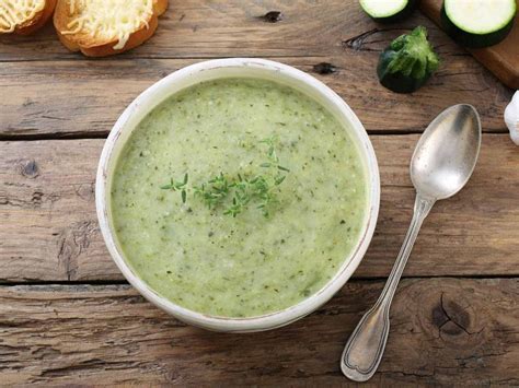 Recette Soupe froide de courgettes à la menthe