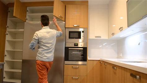 La madera de haya tiene un ligero color rojo amarillento y presenta una estructura de poros y veteado muy particular. Cocina nordica Madera y blanco un lugar muy acogedor ...