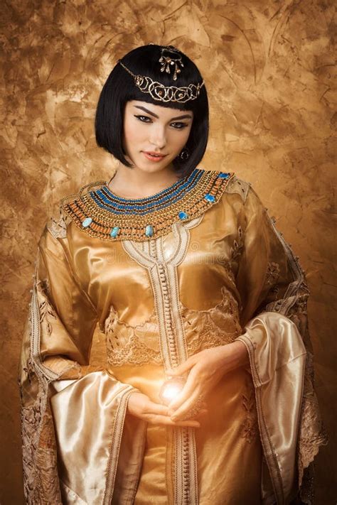 Красивая женщина любит египетский ферзь cleopatra с стороной serius на черной предпосылке