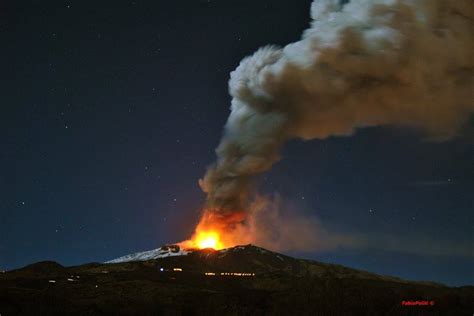 Eruzione etna 2013 breve video dell' etna in eruzione, nuovo spettacolare parossismo! Etna, l'eruzione continua: attività ininterrotta da più di ...