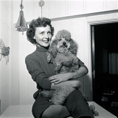 Lovely Photos Of Betty White At Home With Her Dogs In The 1950s