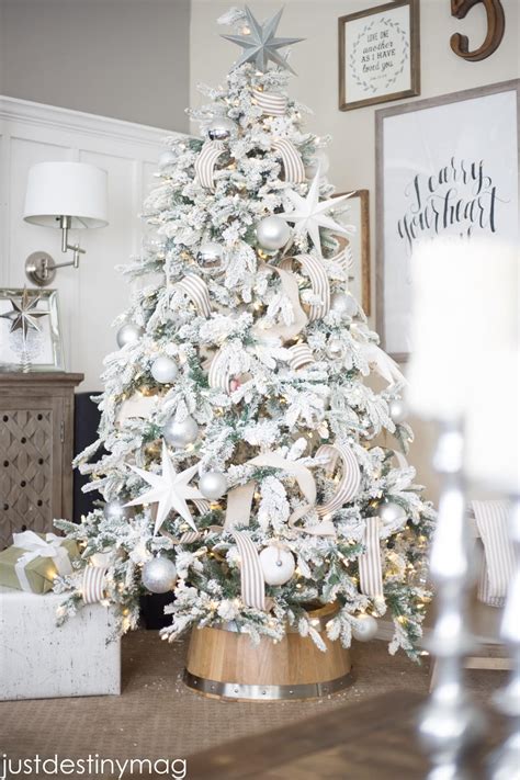 Try red and white, green, metallics and ivory, pink and fuchsia, black and white, pink and gold or only neutrals. 20 Gorgeous Christmas Trees - Ella Claire & Co.