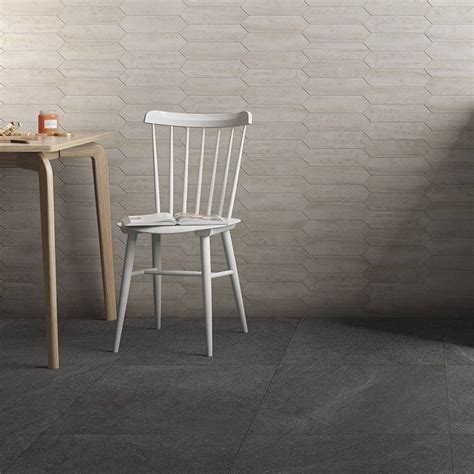 A diagonal line in relief highlights pulse with a unique mark, creating textured geometrical surfaces. Pin auf Settecento Fliesen