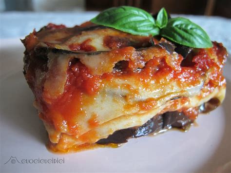 Ingredienti per 4 persone 1,5 kg di melanzane. cuocicucidici: PARMIGIANA DI MELANZANE alla Siciliana ...