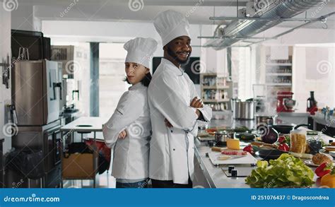 Retrato De Chefs Haciendo Trabajo En Equipo Para Cocinar La Receta