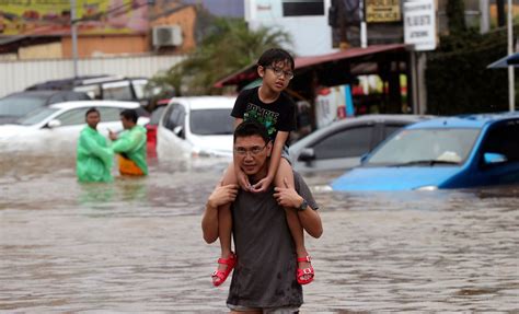 16 Dead Thousands Caught In Flooding In Indonesias Capital The