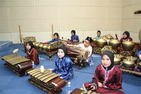 About married to shanmugam kaliappan children :tharshinni thaniishwaran kessavarthinni pratish waran i am a teacher in sk bandar uda 2, johor bahru. Azmi JPNJ