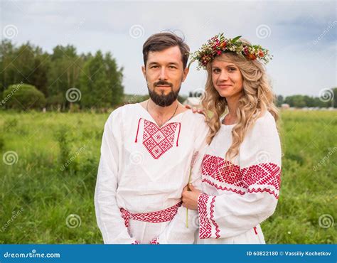 Paare Im Russischen Trachtenkleid Auf Der Wiese Stockfoto Bild Von