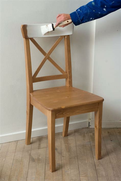 Relooking de meuble  comment peindre et tapisser une chaise en bois